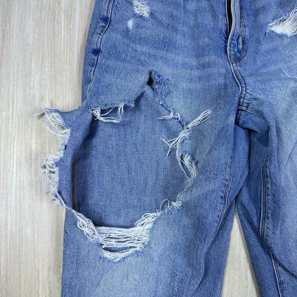 American Eagle Relaxed High Rise Mom Jean Distressed Destroyed Ripped Jeans 4 - Picture 4 of 15